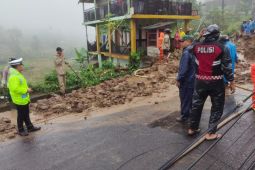 Polres Garut hari ini alihkan arus kendaraan hindari longsor di Cilawu