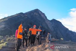 Malaysian tourist evacuated after fall on Mount Rinjani