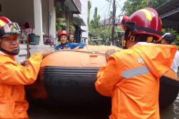 BPBD Kota Tangerang lanjutkan evakuasi warga terdampak banjir hingga malam