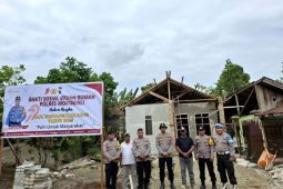 Polres Morowali bagikan sembako dan bedah rumah peringati Hari Bhayangkara