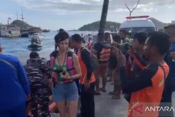 Tim tanggap darurat mengevakuasi sejumlah korban kecelakaan kapal di TNK