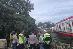 Jembatan penghubung Lahat - Muara Enim roboh, empat truk batubara terperosok