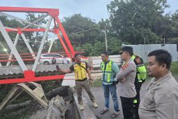 Empat truk batu bara terperosok saat jembatan di Lahat roboh, polisi turun tangan