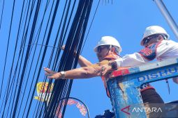 Kabupaten Cirebon rapikan jaringan kabel semrawut di titik strategis