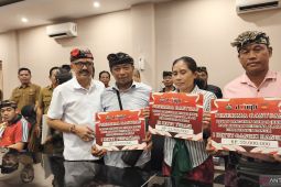 Wabup Bangli serahkan bantuan bencana alam