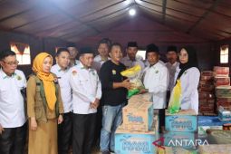 Kemenag Sultra serahkan bantuan korban banjir di Kota Kendari