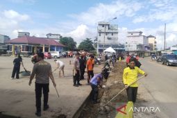 Polisi Bangka Barat bantu cegah banjir di kawasan Pasar Parittiga