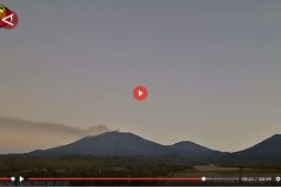 Para pendaki diguyur abu vulkanik saat hendak ke puncak Gunung Raung - VIDEO
