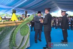 Prabowo berikan nasi tumpeng kepada tiga anggota Polri berprestasi