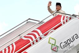 Tiba di Arab Saudi, Prabowo disambut dentuman meriam salvo