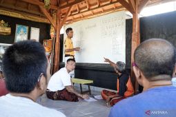 Lapas Lombok Barat memfasilitasi warga binaan Hindu belajar aksara Bali