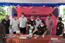 Kejari Kutim musnahkan barang bukti dari 244 perkara