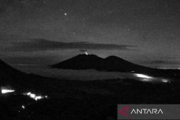 Gunung Raung erupsi lagi, sinar api terlihat dini hari