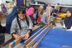 Pemkot latih 40 penenun untuk lestarikan kain tenun khas Kendari