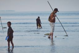 Warga Biak antusias ikuti Festival Munara Wampasi atraksi budaya Snapmor di Pantai Urfu