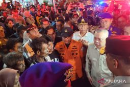 Menhub serahkan enam jenazah korban Kapal Tunu di Pelabuhan Ketapang