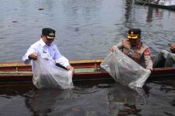 Vital bagi hidup masyarakat, Bupati Bartim tebar bibit ikan di Danau Dayu