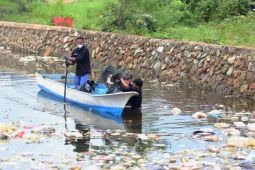 PT ANTAM gelar bersih-bersih pantai dan pasar di Kolaka