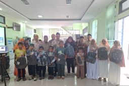 Kemenag Belitung bagikan ratusan perlengkapan sekolah untuk anak yatim