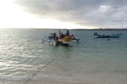 Tujuh nelayan selamat, Polairud Lotim evakuasi kapal tenggelam di Pantai Sriwe