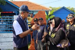 Pemkot Cirebon menggandeng komunitas tanam 10 ribu bibit mangrove