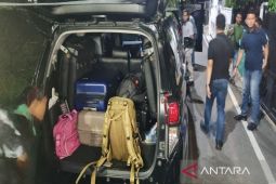 Tiga koper barang bukti dibawa KPK dari rumah Kadis PUPR Mandailing Natal