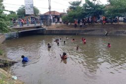 Petugas evakuasi bocah tenggelam di Sungai Ludogung Blitar
