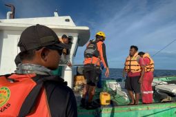 Tim SAR gabungan evakuasi empat penumpang perahu motor di perairan Banggai Laut