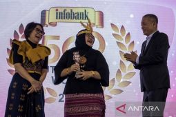 Dirkeu Perum LKBN Antara terima penghargaan