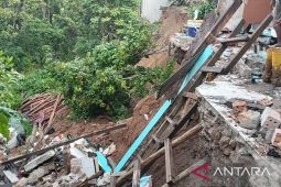 Dua rumah warga di OKU Sumsel diterjang longsor