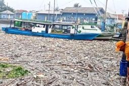 Sampah kiriman dari daratan Jakarta menumpuk di Pulau Lancang akibat cuaca buruk