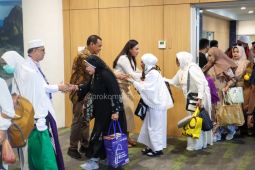 Wakil Wali Kota Kupang menyambut 140 jamaah haji di Bandara El Tari