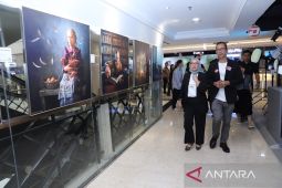 Menteri Rini membuka pameran fotografi guna merayakan kekuatan visual