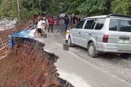 Ada longsor, kendaraan besar dilarang lintasi jalan Liwa-Krui