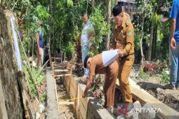 Camat dan pendamping desa tinjau pembangunan fisik DD di Desa Hutarimbaru