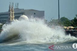 Potensi hujan petir, gelombang tinggi dan banjir rob hari ini