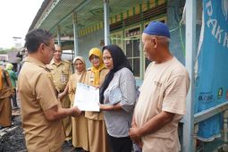 Wali Kota Pontianak tinjau dan salurkan bantuan warga dampak kebarakan di Jalan Merdeka