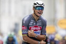 Van der Poel akhiri penantian Alpecin dengan kemenangan etape