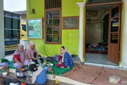 Puluhan warga korban banjir di Kabupaten Tangerang mengungsi