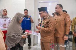 Pemkot Padangsidimpuan serahkan bantuan kepada pelaku usaha korban bencana