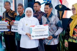 Gubernur Khofifah salurkan bansos Rp8,397 miliar untuk warga Lamongan