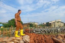 Cegah banjir meluas, Pemkot Tangerang bangun tanggul sementara
