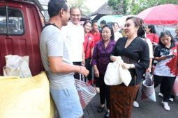 Pemkot Denpasar Bagikan 300 Tas Ramah Lingkungan di Pasar Sanglah