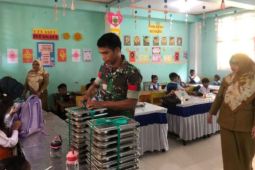 Babinsa bagikan 'Makanan Bergizi Gratis' ke sejumlah sekolah