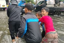 Anak-anak mendulang rupiah bantu pengendara yang mogok akibat banjir