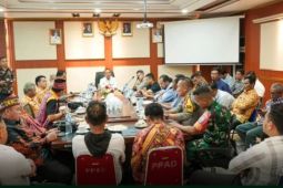 Bupati Ketapang pimpin rapat penyelesaian masalah lahan