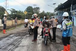 Polisi rutin membagikan masker kepada korban erupsi Lewotobi