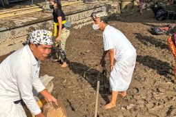 Dari lumpur ke kesadaran: Aksi bersih-bersih Pura dan makna spiritual di tengah banjir Mataram