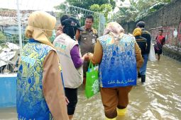 Dinkes bersama PMI Kota Tangerang dirikan posko banjir periksa kesehatan warga