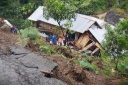 Ratusan jiwa terdampak longsor di Sinjai, 6 sapi hanyut